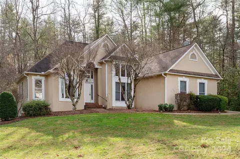 101 Fish Hawk Dr, Hendersonville, NC 28739