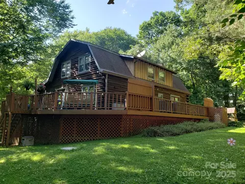 30 Log Cabin Trl, Horse Shoe, NC 28742