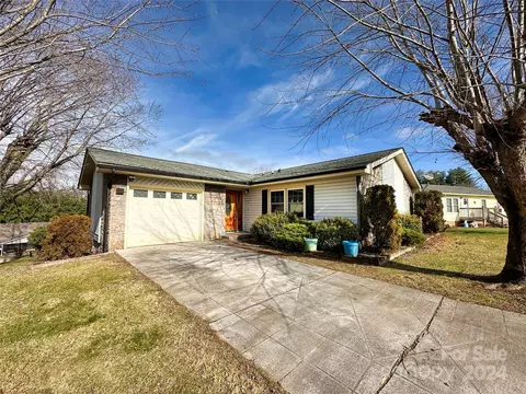 7 Bellhaven Ct, Clyde, NC 28721
