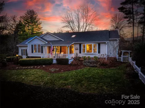 5 Old Applewood Ln, Hendersonville, NC 28739
