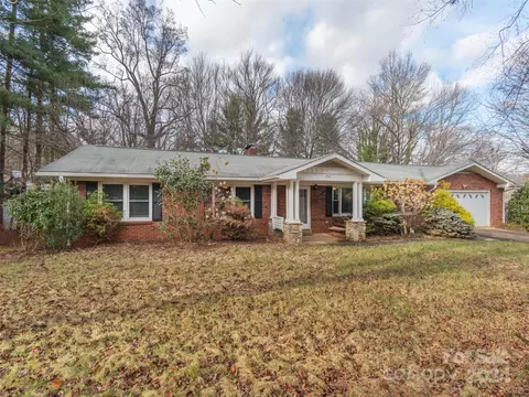 757 Country Club Dr, Waynesville, NC 28786