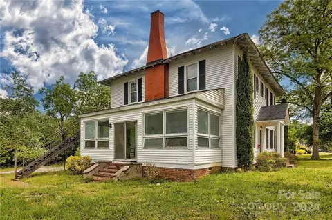 Exterior - 402 E Arch St, Lancaster, SC 29720 photo 3 of 9