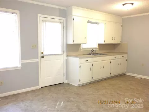 Kitchen - 1857 Williams Cir, Lancaster, SC 29720 photo 2 of 5