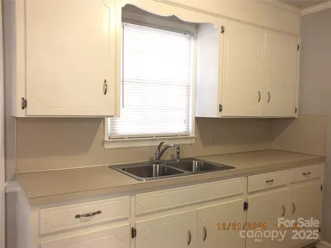 Kitchen - 1857 Williams Cir, Lancaster, SC 29720 photo 4 of 5