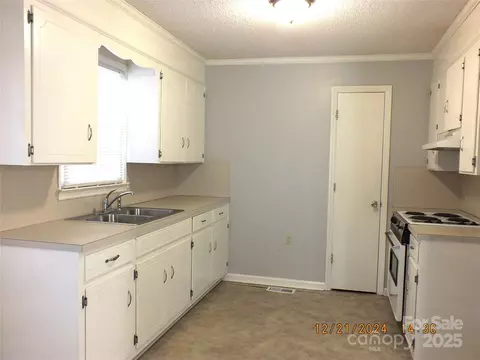 Kitchen - 1857 Williams Cir, Lancaster, SC 29720 photo 1 of 5