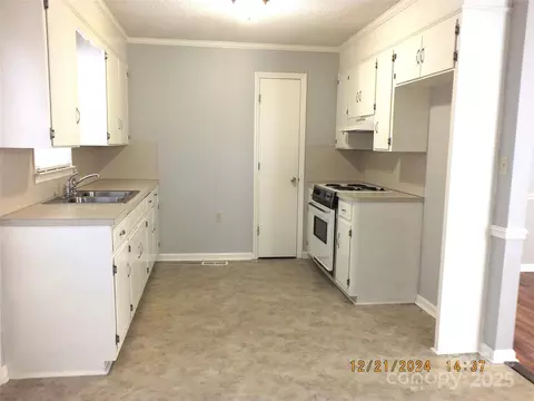 Kitchen - 1857 Williams Cir, Lancaster, SC 29720 photo 3 of 5