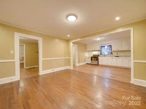 Living - 523 Fox Ave, Chester, SC 29706 photo 11 of 18