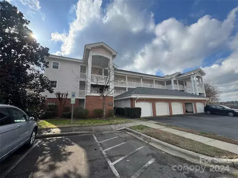 9135 Meadow Vista Rd, Charlotte, NC 28213