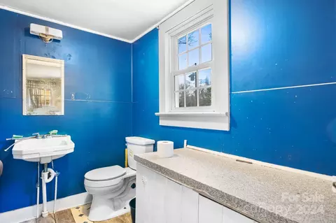 Bath - 811 Markham Rd, Tryon, NC 28782 photo 1 of 2