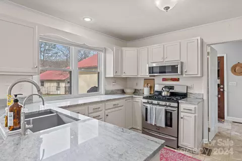 Kitchen - 511 Nellie John Dr, Clyde, NC 28721 photo 2 of 4