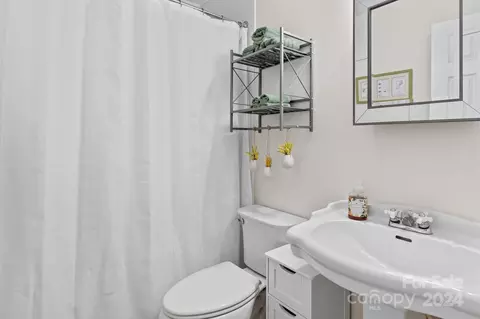 Bath - 511 Nellie John Dr, Clyde, NC 28721 photo 2 of 3