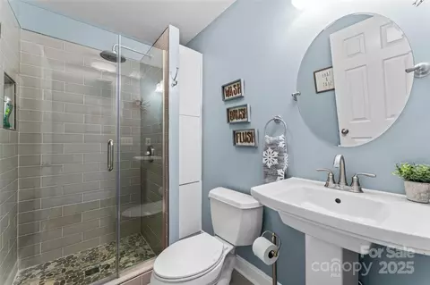 Bath - 401 Northwest Dr, Davidson, NC 28036 photo 4 of 4