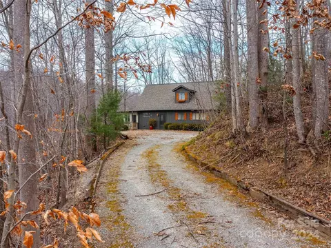 233 Chriscott Ln, Saluda, NC 28773