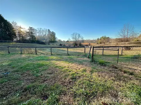 1183 Sandy Plains Rd, Tryon, NC 28782