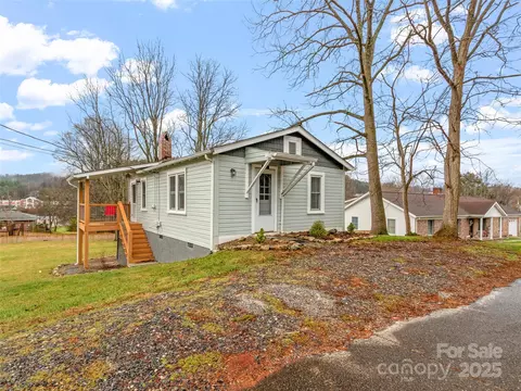 312 Ramsey St, Burnsville, NC 28714