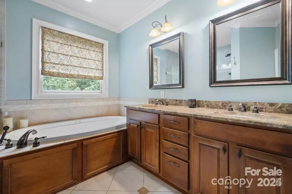 Bath - 6156 Falls Ridge Trl, Sherrills Ford, NC 28673 photo 1 of 4