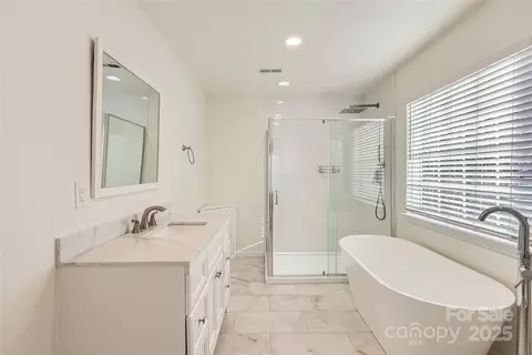 Bath - 118 Shorecrest Dr, Davidson, NC 28036 photo 1 of 4