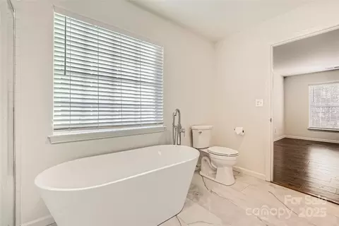 Bath - 118 Shorecrest Dr, Davidson, NC 28036 photo 2 of 4