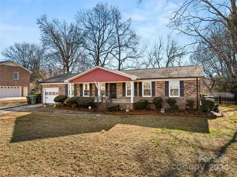2427 Sandlewood Dr, Gastonia, NC 28054