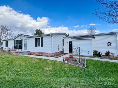 209 Red Birch Ct, Hendersonville, NC 28739