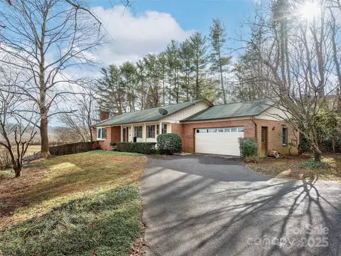 9 Carolewood Dr, Horse Shoe, NC 28742