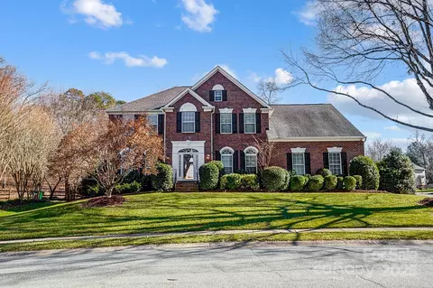 2202 Mt Isle Harbor Dr, Charlotte, NC 28214