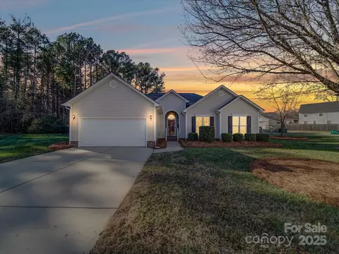 537 Scarlet Leaf Ln, Oakboro, NC 28129