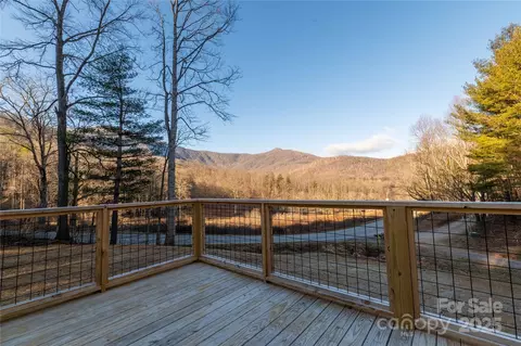 6 Goodtime Ln, Burnsville, NC 28714