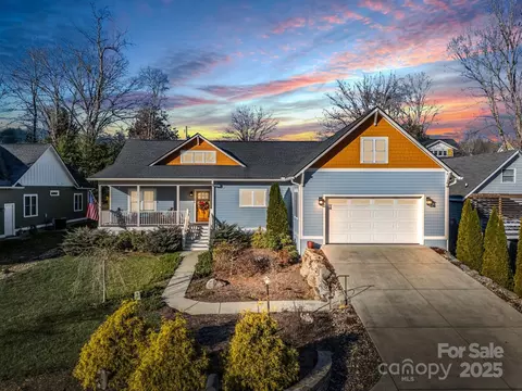 121 Louisa St, Black Mountain, NC 28711