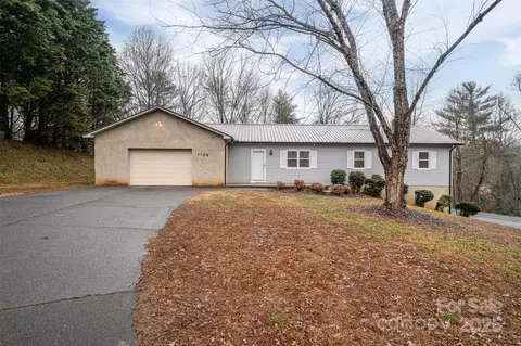 7704 Woodland Hills Rd, Hickory, NC 28602