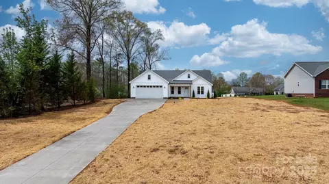 9062 Mccray Farms Dr, Hickory, NC 28601