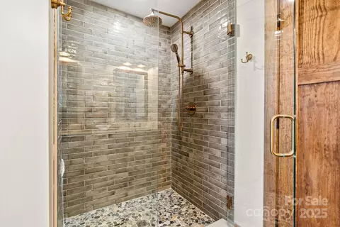 Bath - 60 Elseetos Dr, Brevard, NC 28712 photo 3 of 5