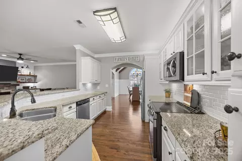 Kitchen - 9241 Legrand Dr, Terrell, NC 28682 photo 4 of 6