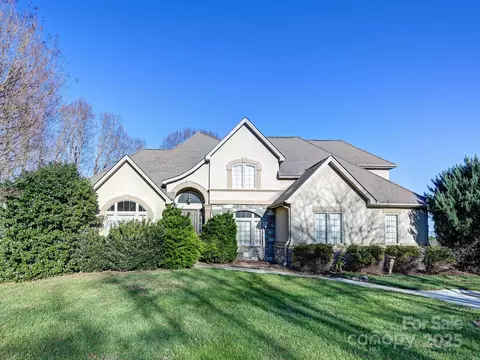 7 Round Robin Ln, Mills River, NC 28759