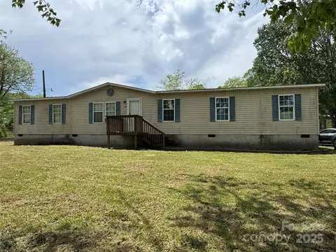 166 Turkey Pen Gap Rd, Horse Shoe, NC 28742