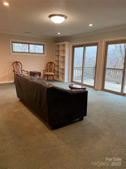 11 Cedarbrook Dr, Laurel Park, NC 28739
