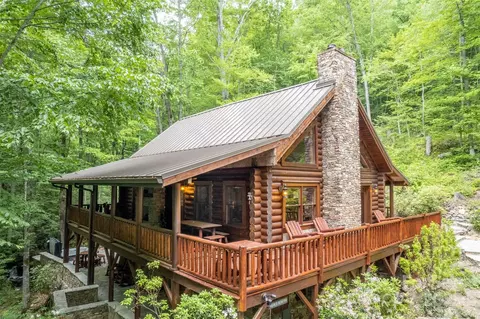 543 Bear Track Dr, Tuckasegee, NC 28783