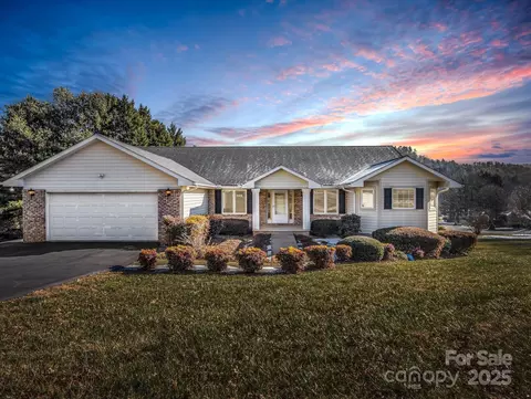 53 Beaumont Dr, Hendersonville, NC 28739