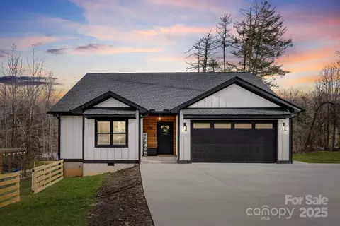 1934 Old Kanuga Rd, Hendersonville, NC 28739