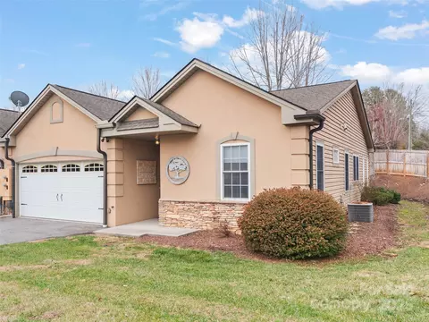 14 Cross Winds Dr, Clyde, NC 28721