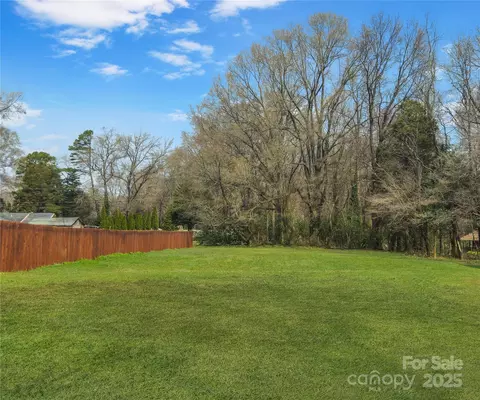 604 Touch Me Not Ln, Charlotte, NC 28216