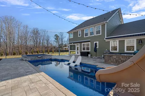 15725 Queens Trail Dr, Davidson, NC 28036