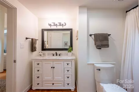 Bath - 403 Andante Ln, Brevard, NC 28712 photo 2 of 4