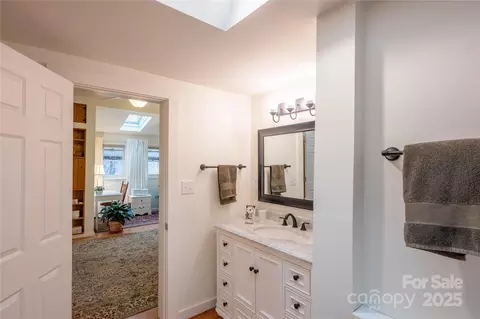 Bath - 403 Andante Ln, Brevard, NC 28712 photo 3 of 4