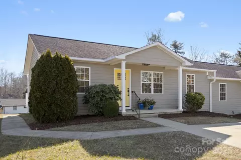 622 1st W Ave W, Hendersonville, NC 28739