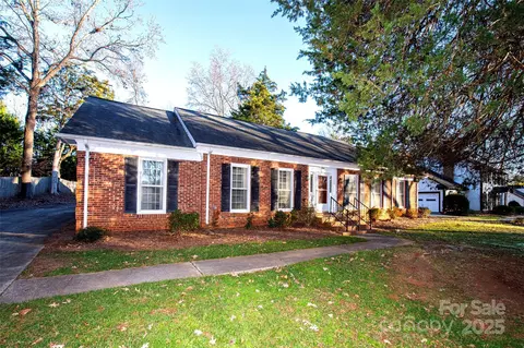 9501 Whitethorn Dr, Charlotte, NC 28277