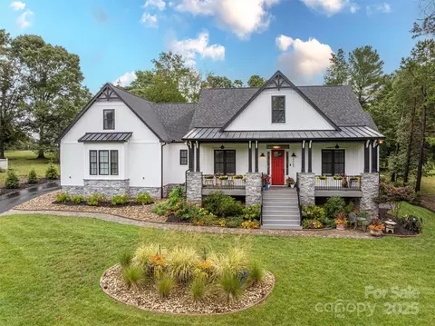 4065 Wandering Ne Ln NE, Hickory, NC 28601