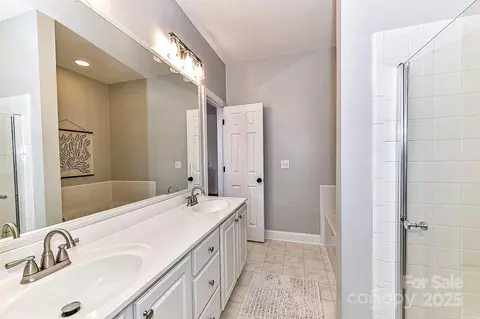 Bath - 137 Spencer St, Davidson, NC 28036 photo 2 of 4