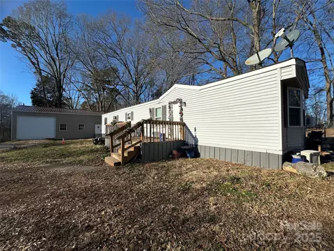 1220 Woodridge Dr, Clover, SC 29710