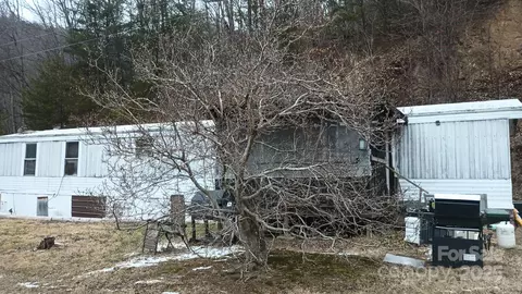 95 Leaning Oak Ln, Clyde, NC 28721